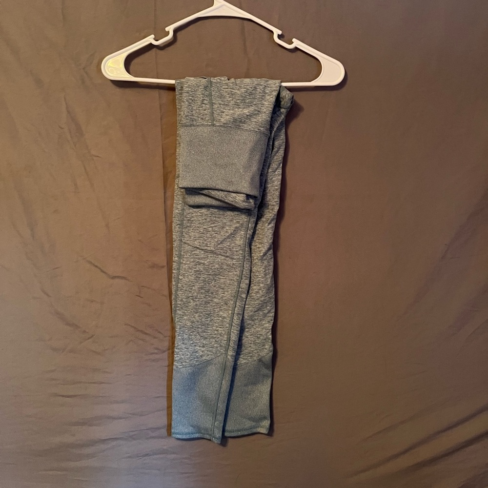 Kirkland Heather blue leggings with side pockets.